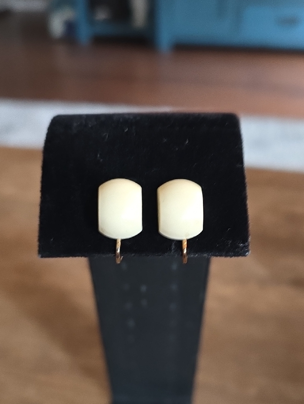 Minimal Cream Vintage Clip-on Earrings - Women's Everyday Jewelry